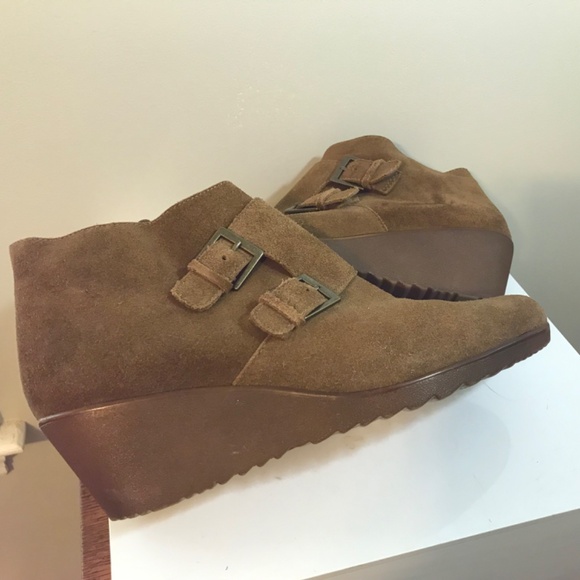 Munro ‘Drew’ water resistant  suede wedge booties - Picture 9 of 16